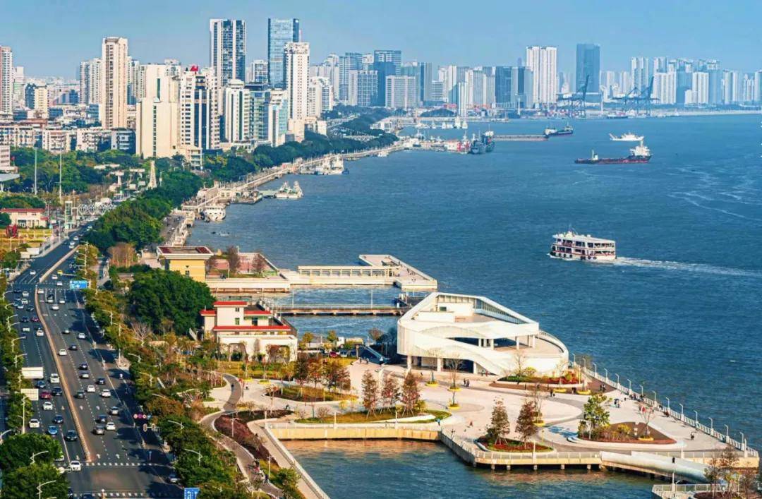 一湾两岸的美景只需在市区登上广场轮渡在坐拥内海湾的汕头市区在这里