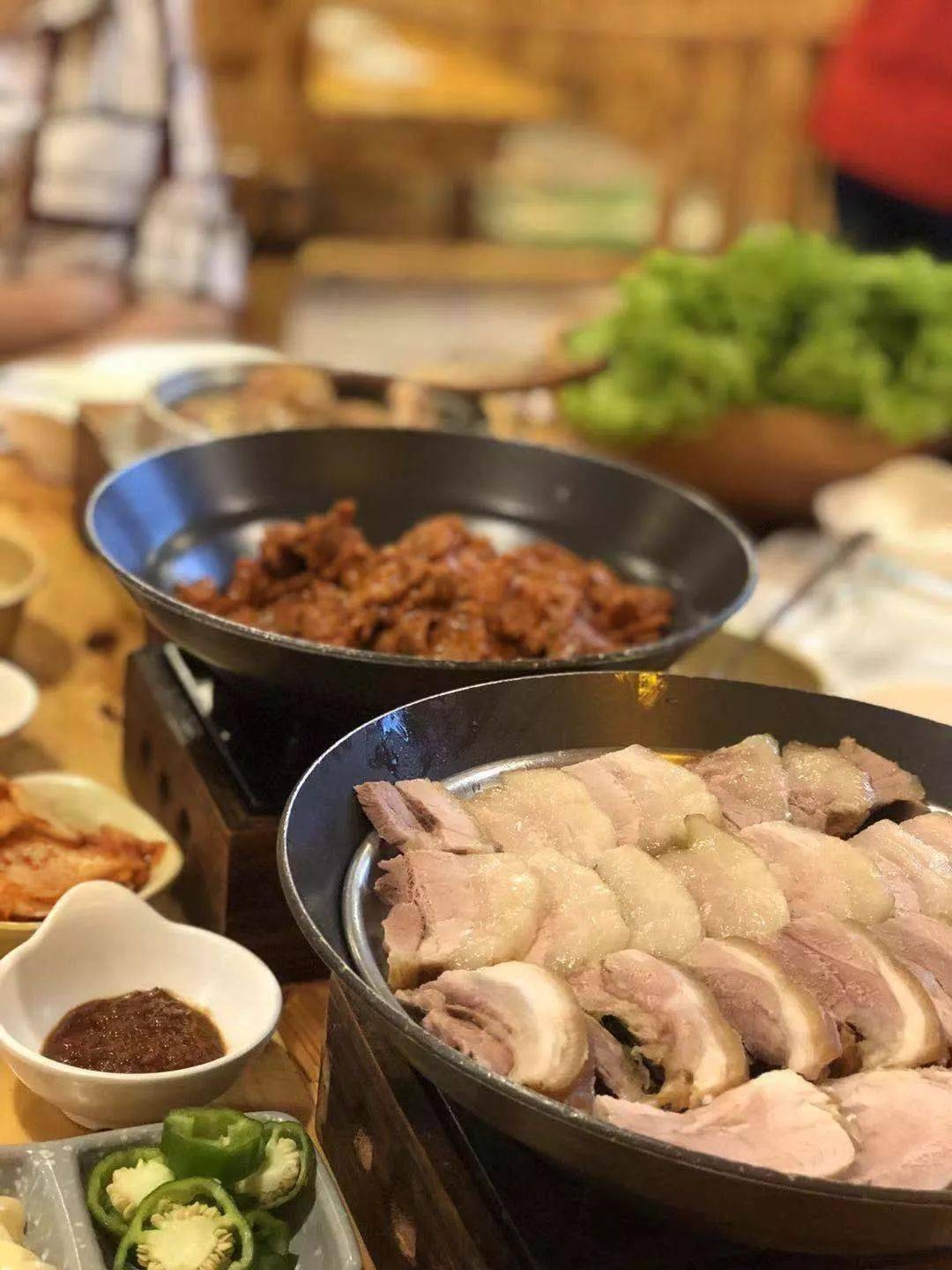 特制香料炖煮后的带皮猪肉没有一丝肉腥味肥瘦相间香滑弹润口感软