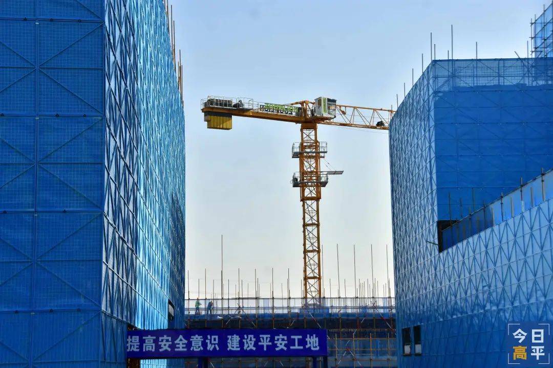 来到我市第十中学校项目建设现场,塔吊高耸,机器轰鸣,一座座主体建筑