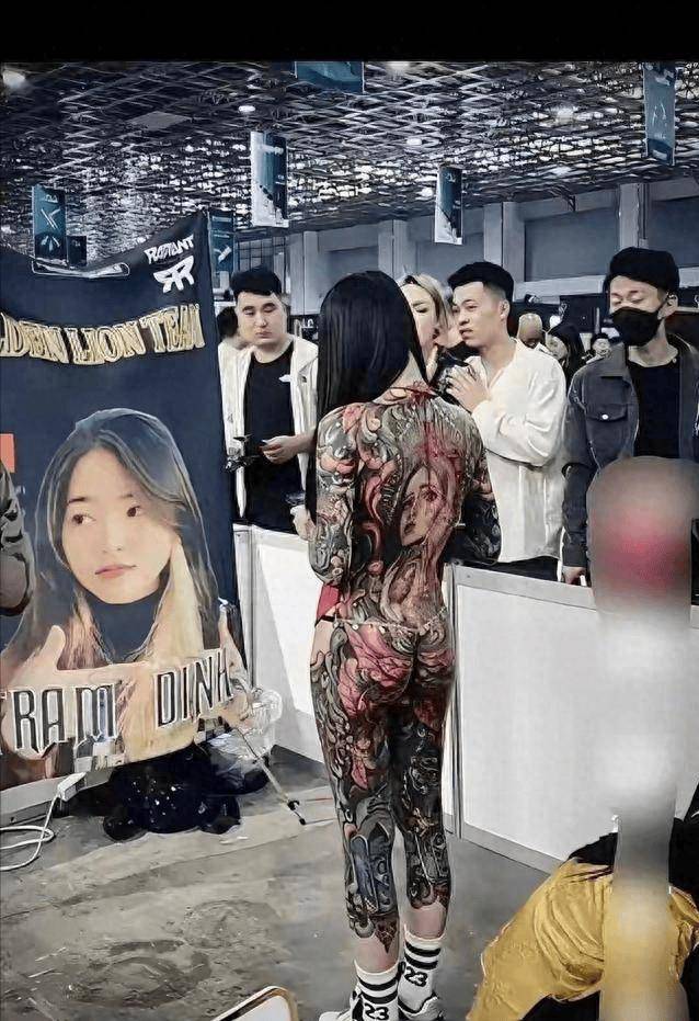 虽然容貌甜美,五官精致,却也难掩那些布满全身的大面积纹身