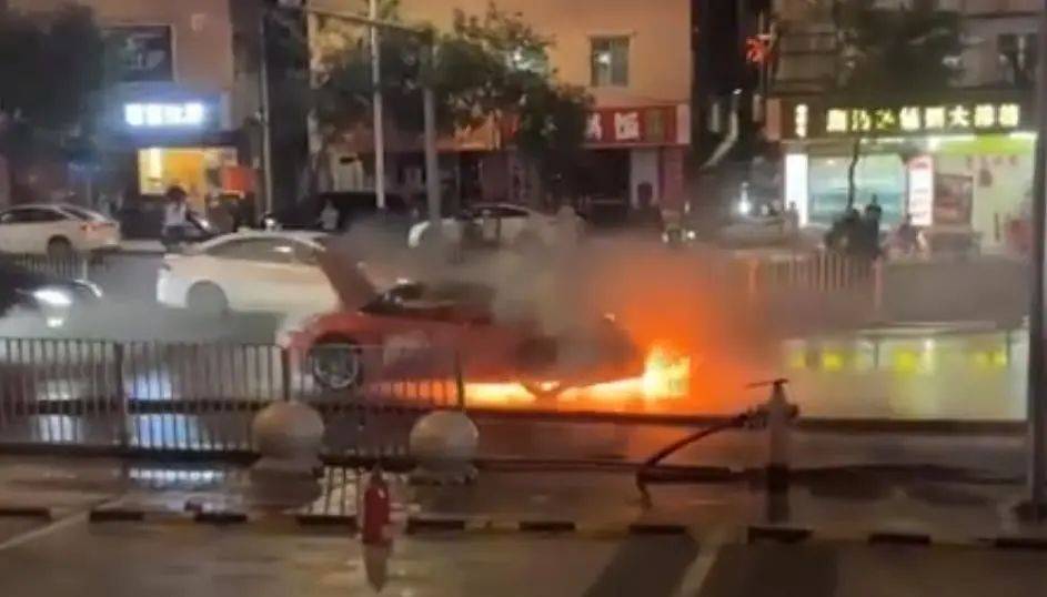 广东惠州一保时捷轿车街头起火
