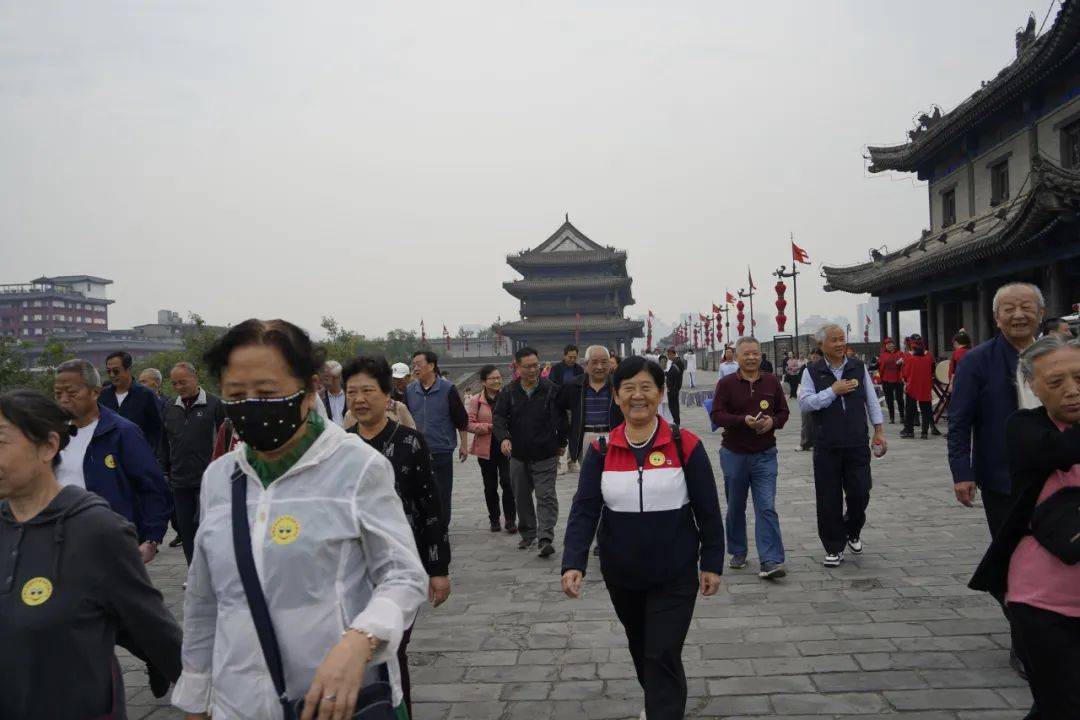 九九重阳意 浓浓敬老情丨西安城墙景区与您共度佳节_护城河_老同志