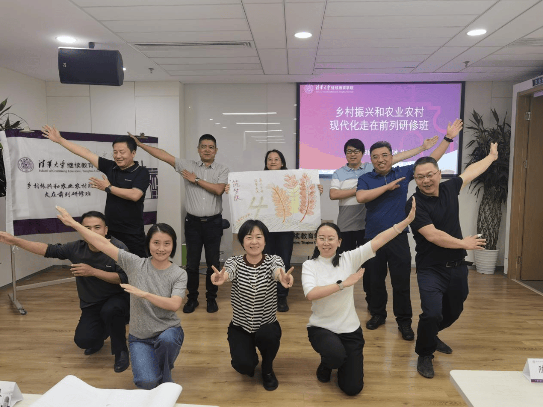 各小组头脑风暴,完成队名,队旗,口号的设计和绘制,排演展示队形.