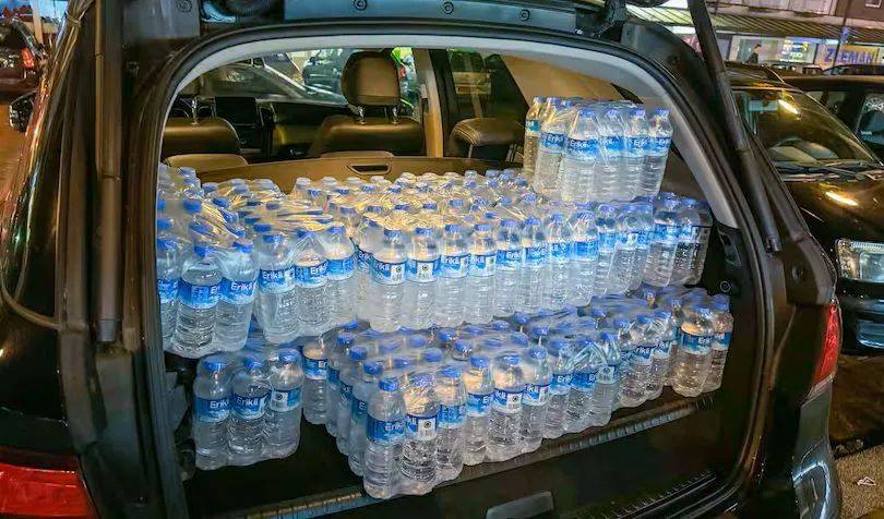 【荷兰】荷兰林堡省水质也出问题,抢购瓶装水场景再现!