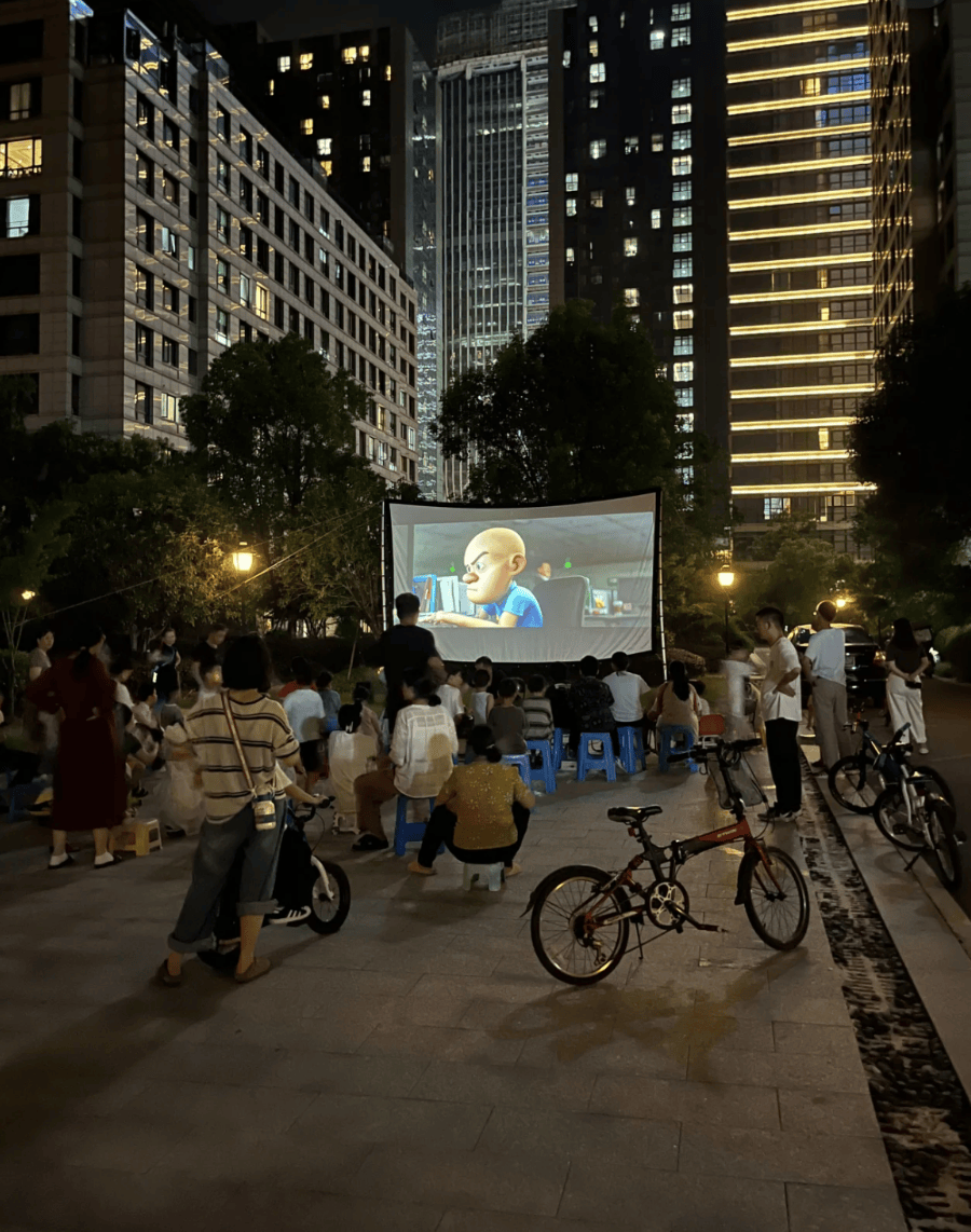 最近的年轻人，流行去富人小区旅游