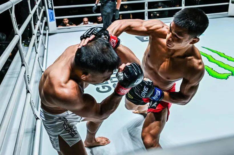 63秒KO “战狼”胡勇重拳终结摔跤冠军！