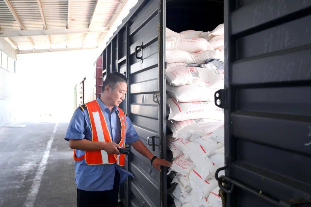 火车加速跑运输有粮方