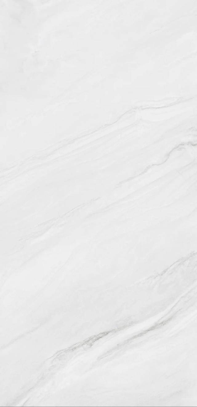 纹理变化如沙石海浪翻,在纯净的白色肌底上肆意游弋