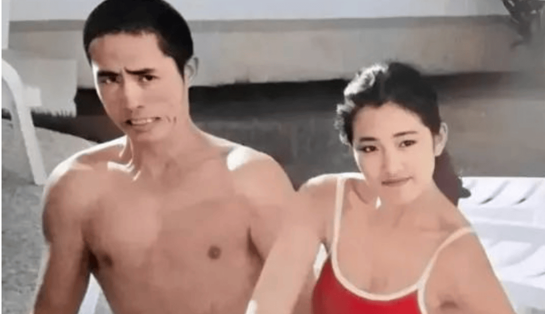 1988年,23岁巩俐和38岁张艺谋泳池边的照片,这一幕相当滑稽可笑