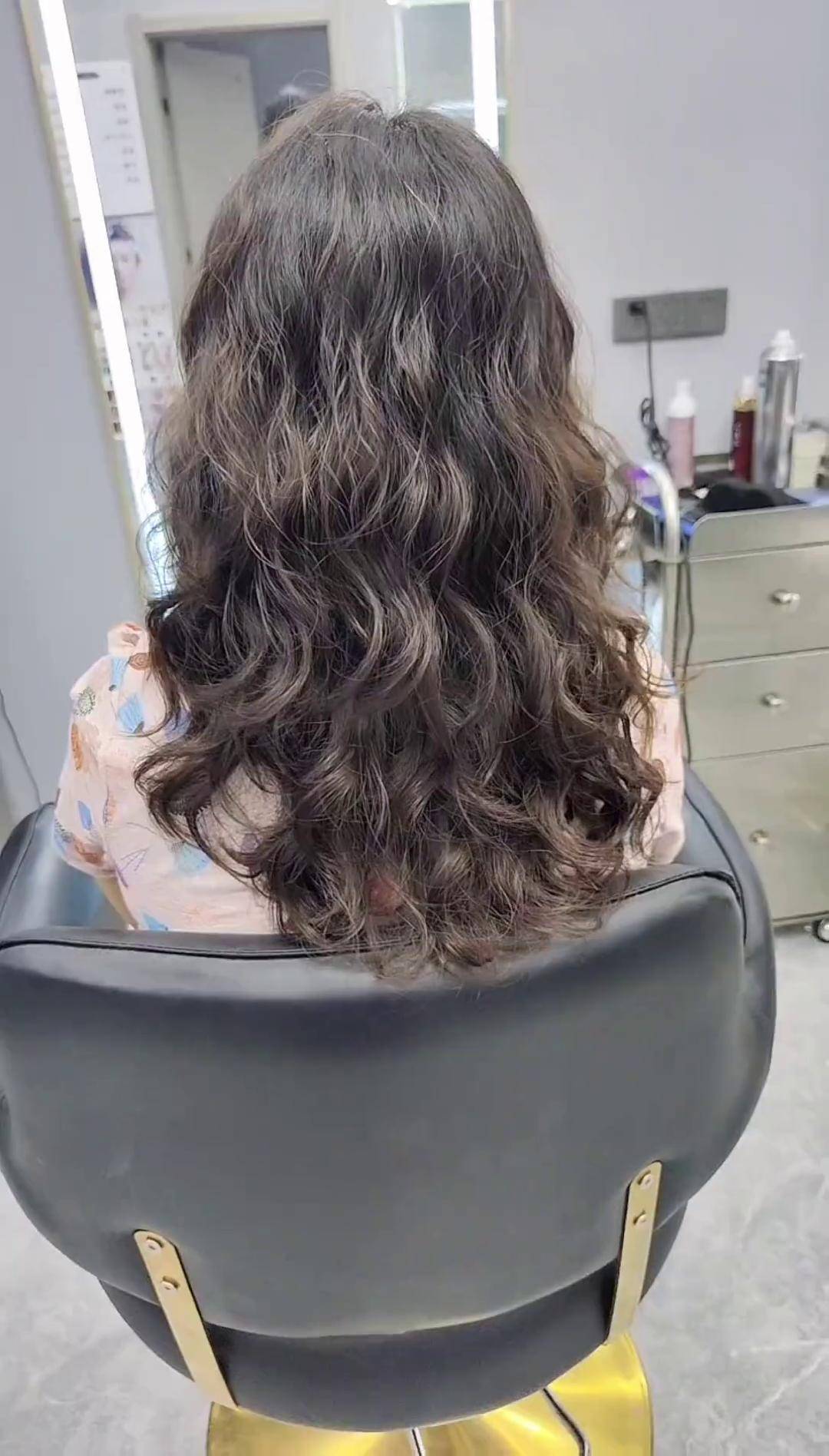 发型师老板娘的作品很努力的一个美女老板娘烫发也做得很美热烫