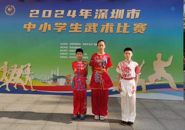 舞台上,深圳市红桂小学的武术健儿们以超凡的技艺和坚韧不拔的精神