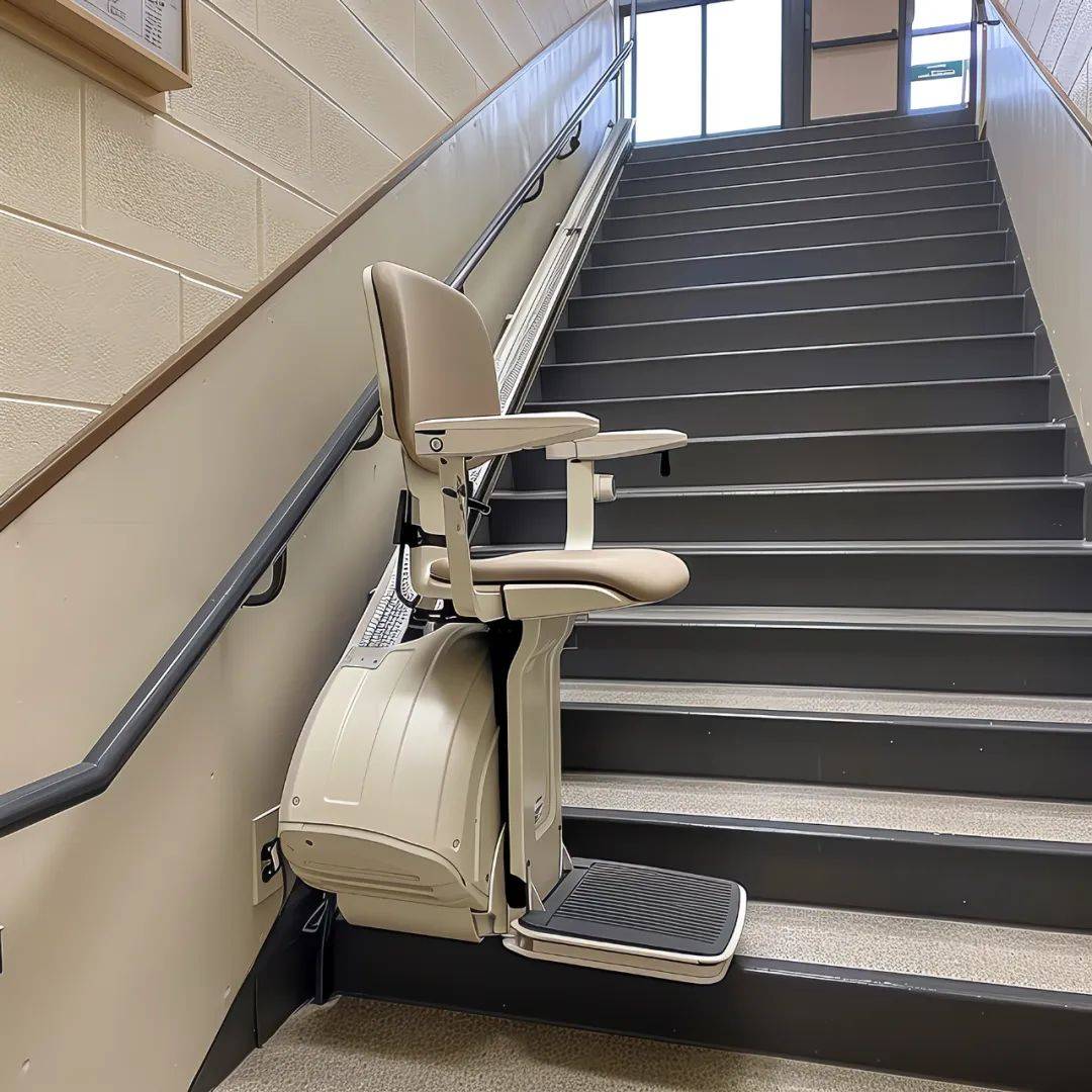 中老年"爬楼神器"实用性与安全性引争议