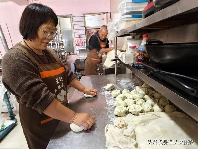 襄汾传统文化古村落西中黄村 乡村美食"烤馍 尝了一口带走一兜子