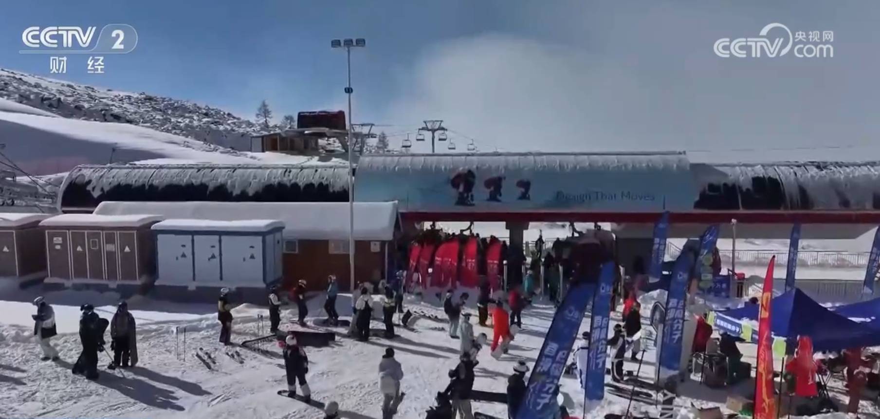 滑雪爱好者“整装待发”新疆阿勒泰冰雪运动季拉开帷幕