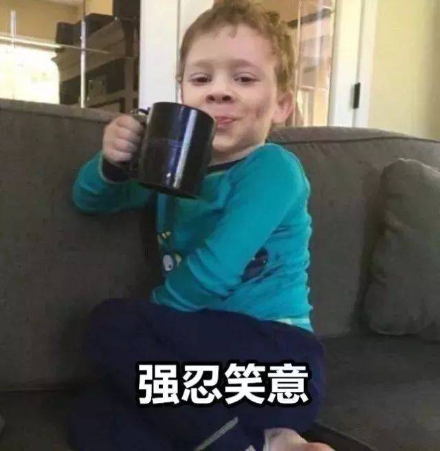 看手机笑的男孩表情包图片