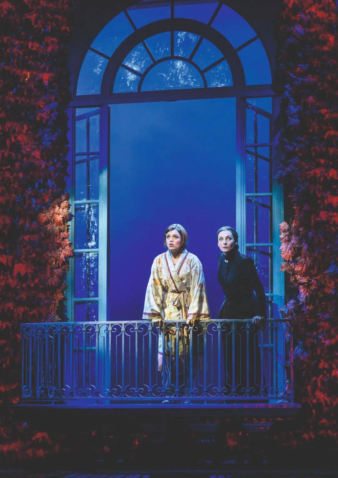 说实话我们俩在《蝴蝶梦》中的角色都比较阴暗.