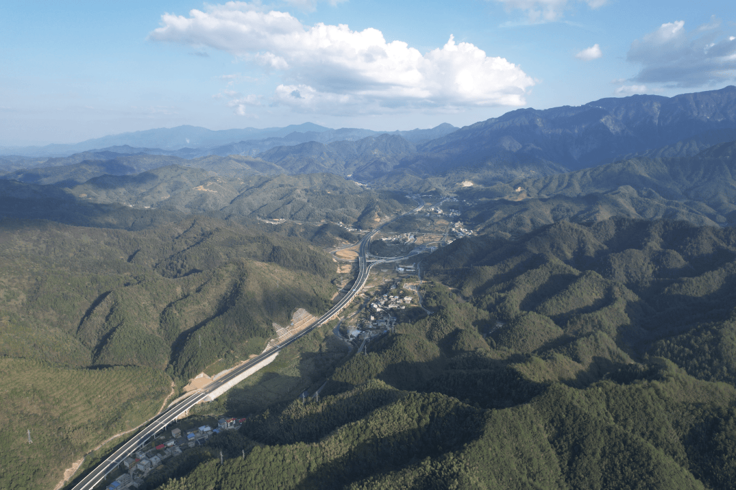 咸九高速九宫山隧道图片