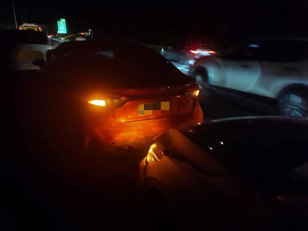 突发,高速琼海互通处:发生5辆车连撞交通事故,造成1人受轻微伤