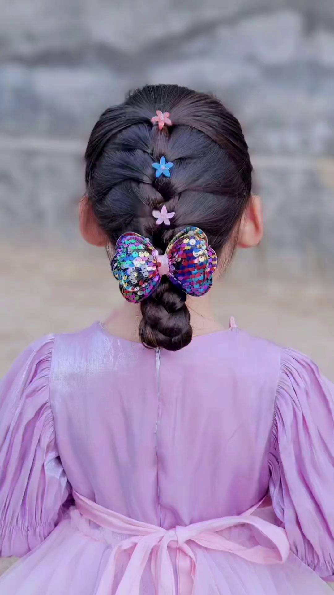 明天又是星期天,给宝贝安排一下简单大方的低马尾儿童编发 编发教程