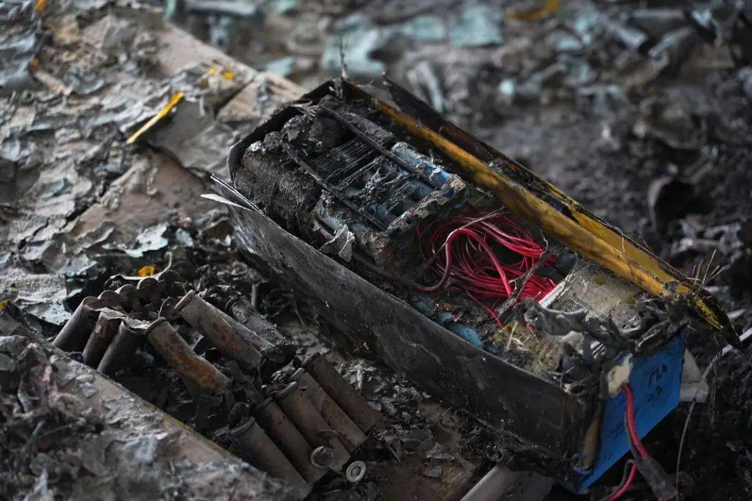 吓人!静静堆放的锂电池突发爆炸