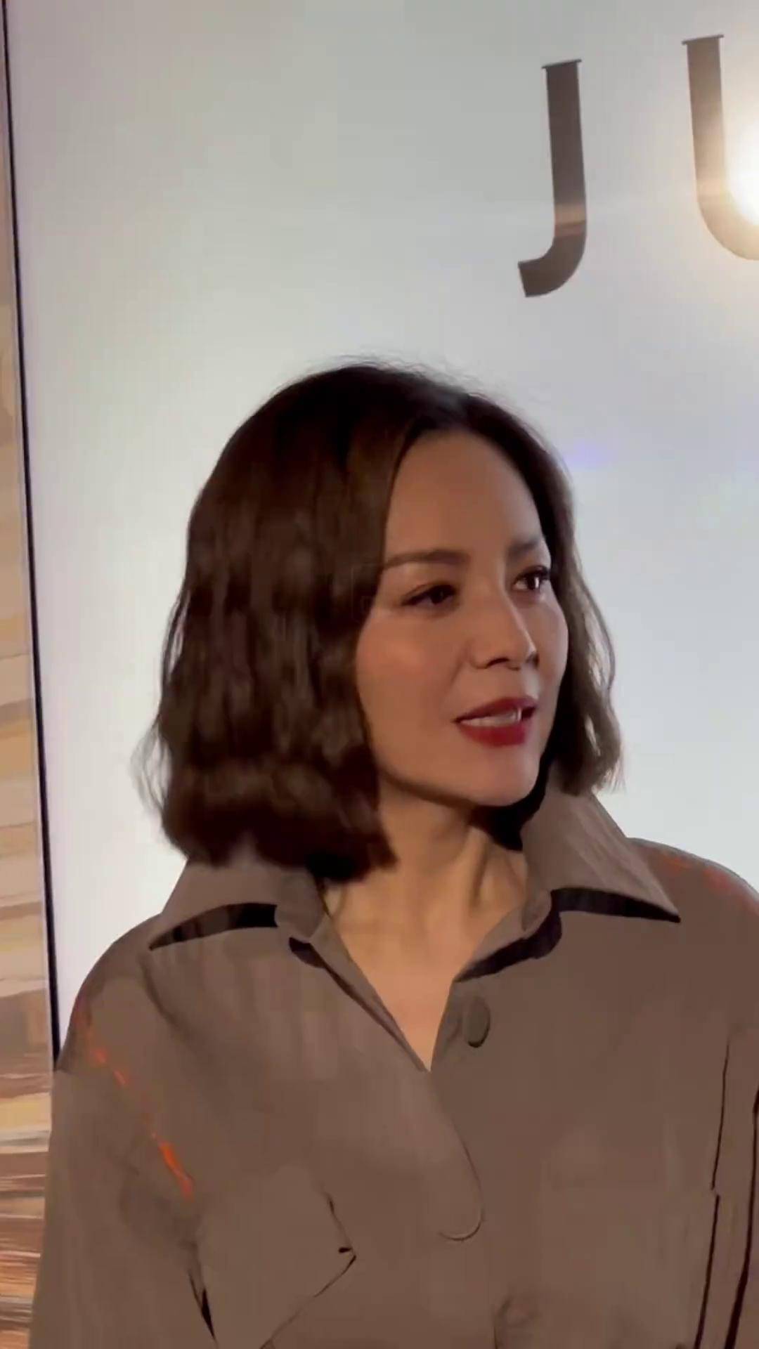 53岁的王琳出席活动,这生图状态怎么感觉和当年电视剧里的没差啊.