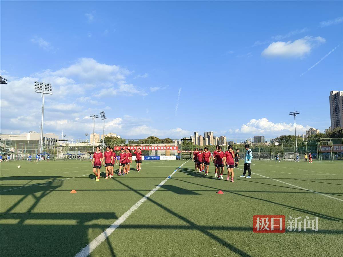 王霜的学妹再现"铿锵玫瑰",吴家山中学女足六夺省市双冠