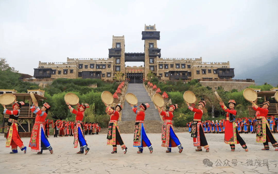 舞蹈肩铃舞是一支展示羌族女子是一朵绚丽芬芳永不凋零的"艺术之花"是