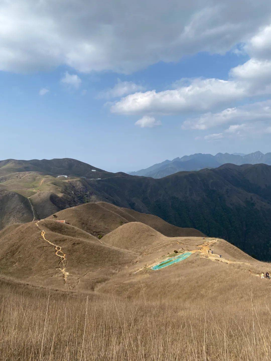 武功山,位于中国江西省中西部,居罗霄山脉北支,山体呈东北—西南走向