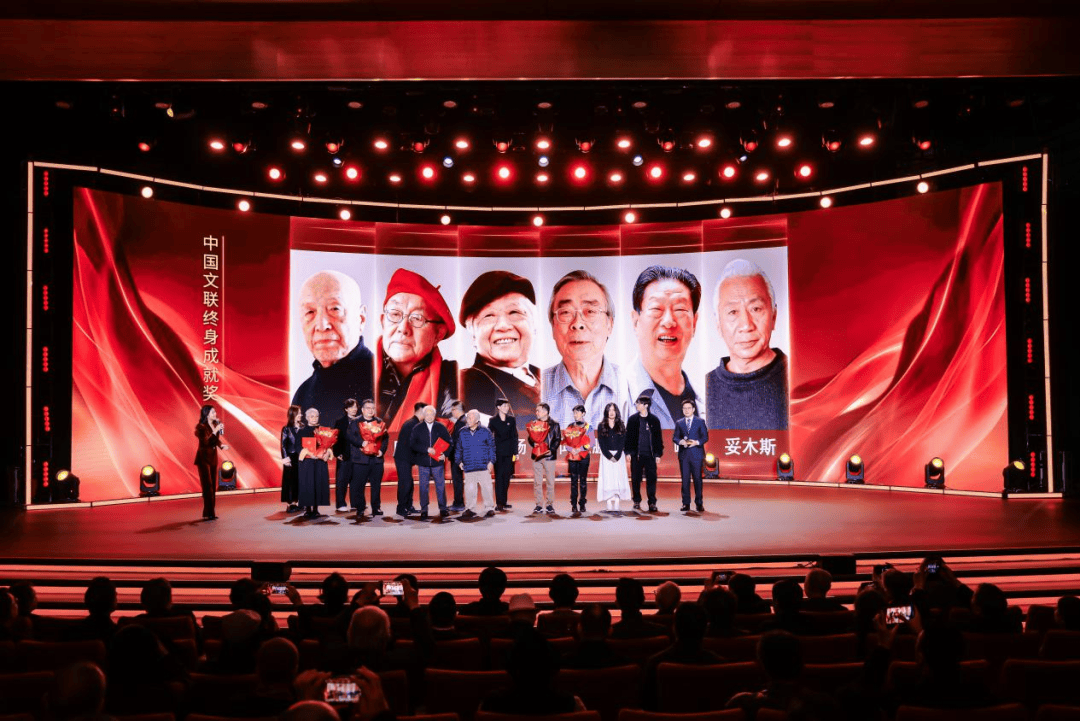 妥木斯先生荣获中国文联终身成就奖