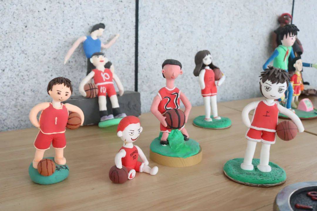 赛前,孩子们用手中的笔与彩泥,表达着对篮球,对运动的热爱