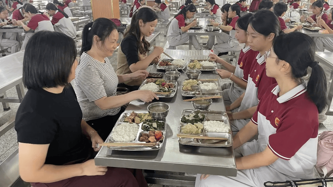 新疆实验中学食堂图片