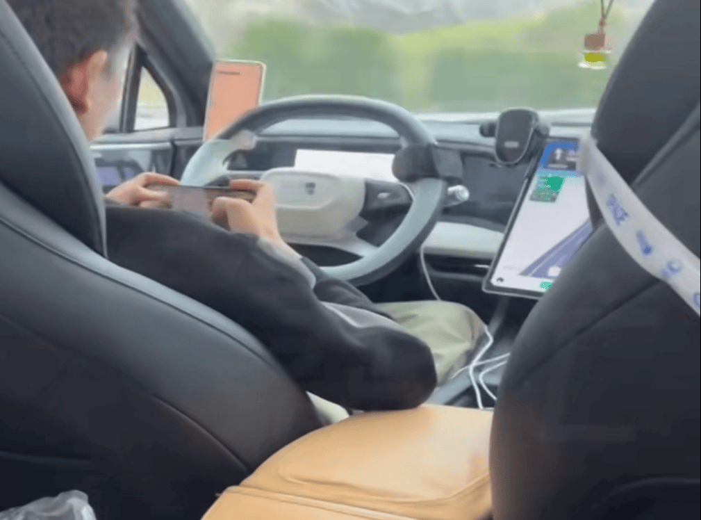 司机高速上打游戏、剪指甲，几乎不摸方向盘？平台回应