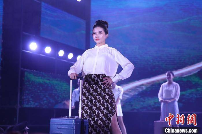 江西新干上演箱包T台秀 当地民众演绎时尚新风潮