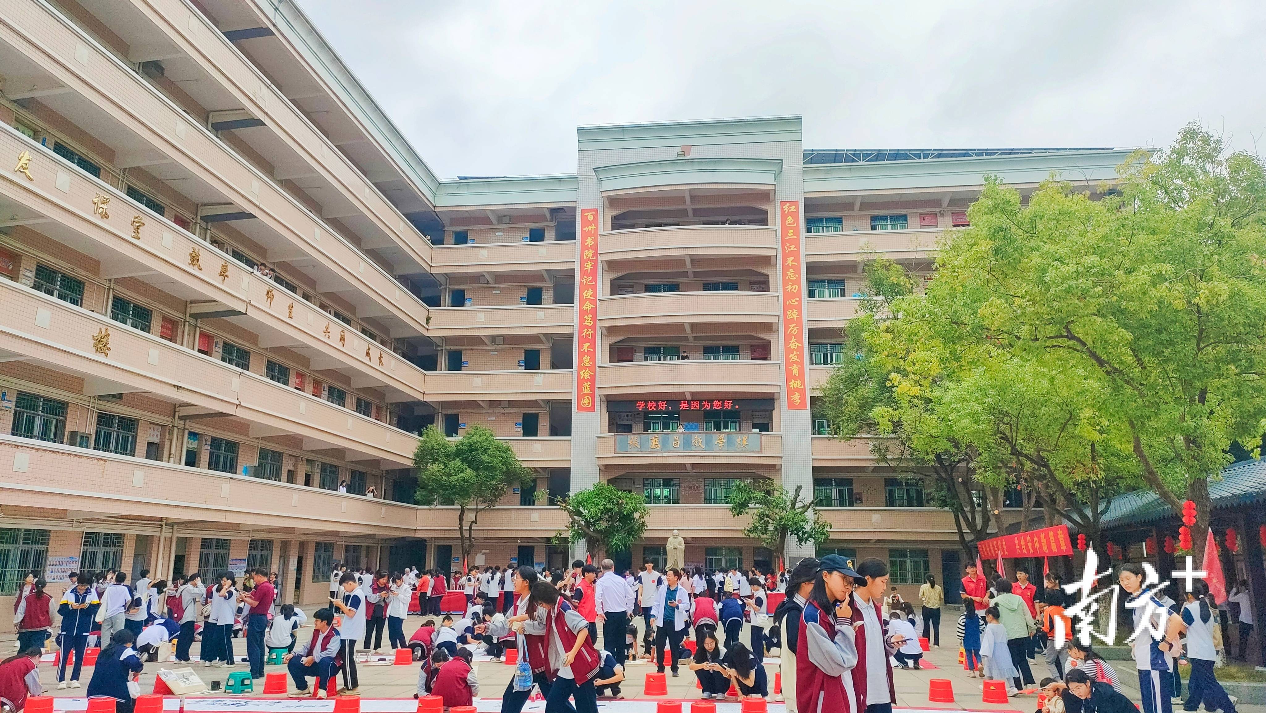 安流中学建校130周年活动上,师生,校友汇聚广场创作书画为母校献礼