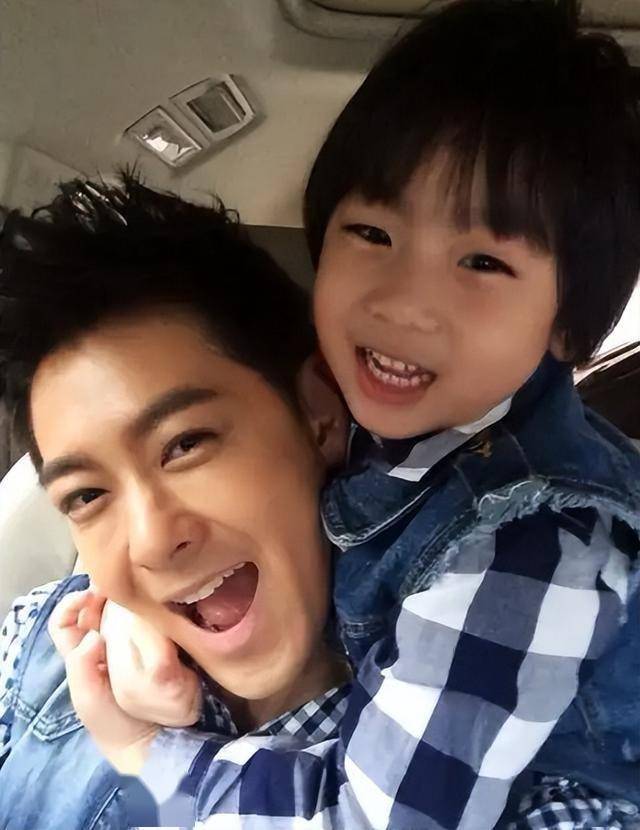 林志颖露面开车!瘦到脱相,笑容僵硬,车祸后遗症明显,网友心酸