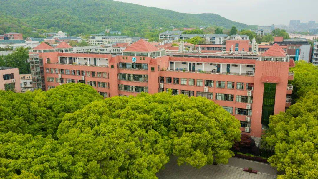 湖南师范大学附属中学(简称"湖南师大附中")创立于 1905 年,是湖南省