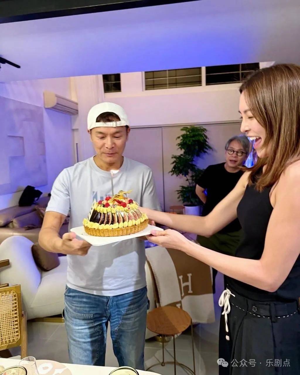 郭晋安60大寿获富贵女星邀回豪宅香闺庆生!美女环绕状态秒回春