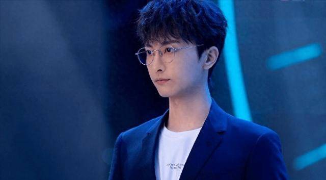 张新成早期评价周雨彤的含金量还在增加,真话往往以玩笑方式说出