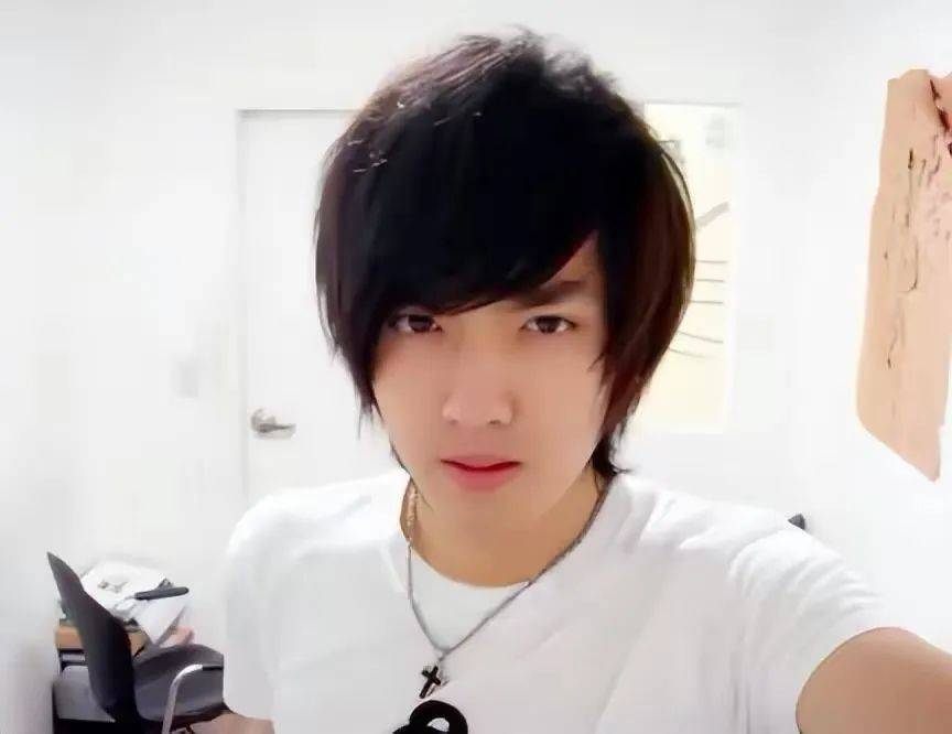 吴亦凡妈妈600万出售儿子豪车,亲手将儿子送进监狱2年后,她后悔了吗