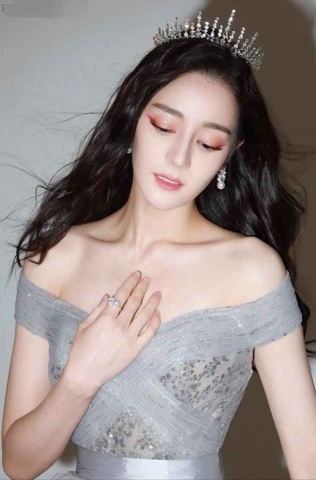 迪丽热巴深v抹胸吊带裙,身材丰满迷人性感尤物