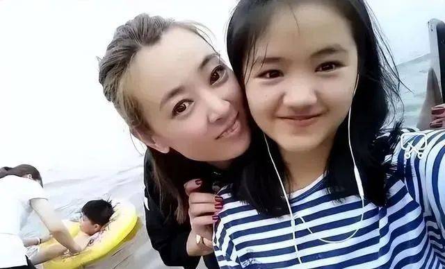 《变形计》最惨女孩,妈妈去世,爸爸入狱:被中产妈妈收养9年后,如今活
