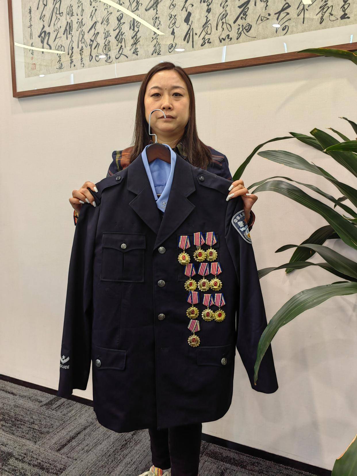 来百度app畅享高清图片刘威妻子展示刘威的警服和奖章