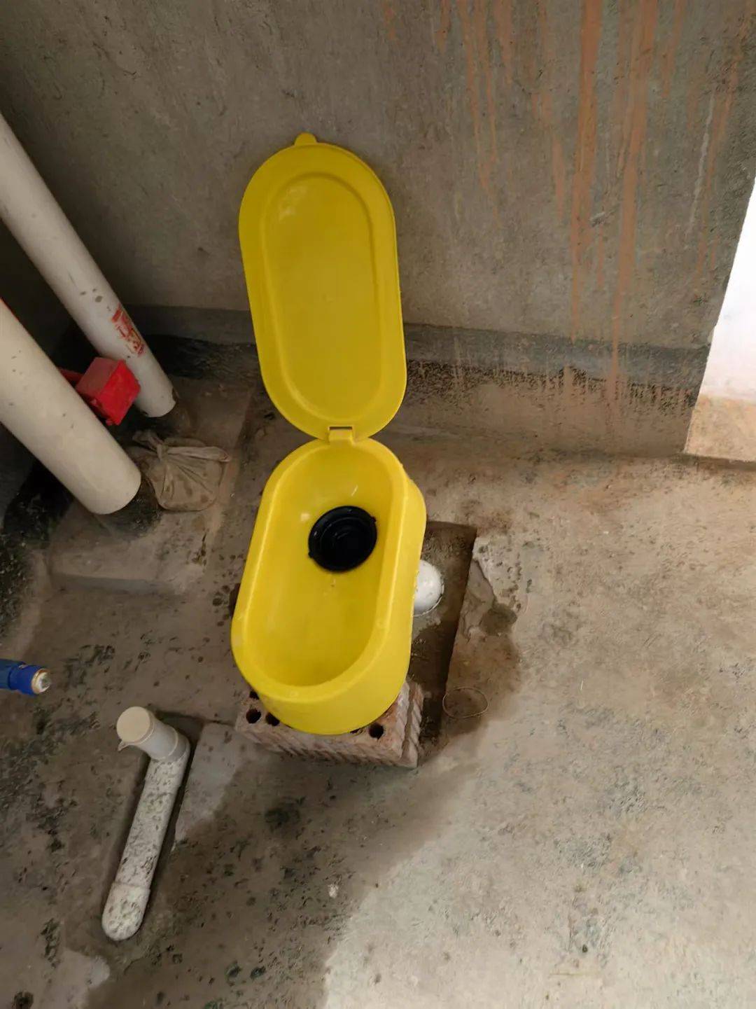 开关插座已固定,5.下水管帽已有,6.窗户玻璃已清理无浮积灰,7.小便斗