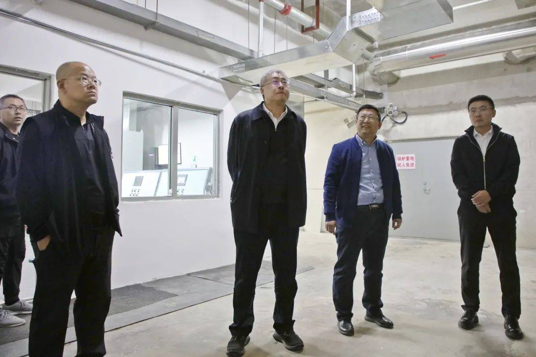 李强带队,到马头庄新苑拉练检查冬季供暖工作,镇领导孔祥伟,王志良