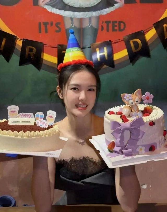 张常宁晒29岁生日照,穿抹胸套装性感妩媚,与老公挽手甜笑好幸福