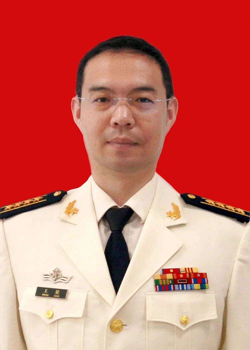 人,1974年12月出生,1992年9月入伍,1994年1月入党,专业技术大校教授