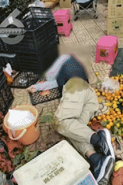 昆明一老人赶集摔倒压坏水果摊!中午就带着家属找来了,摊主慌了…… 昆明一老人赶集摔倒压坏水果摊!中午就带着家属找来了,摊主慌了……