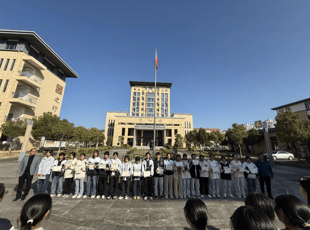 祁门一中利用升旗仪式对一批学生进行表彰
