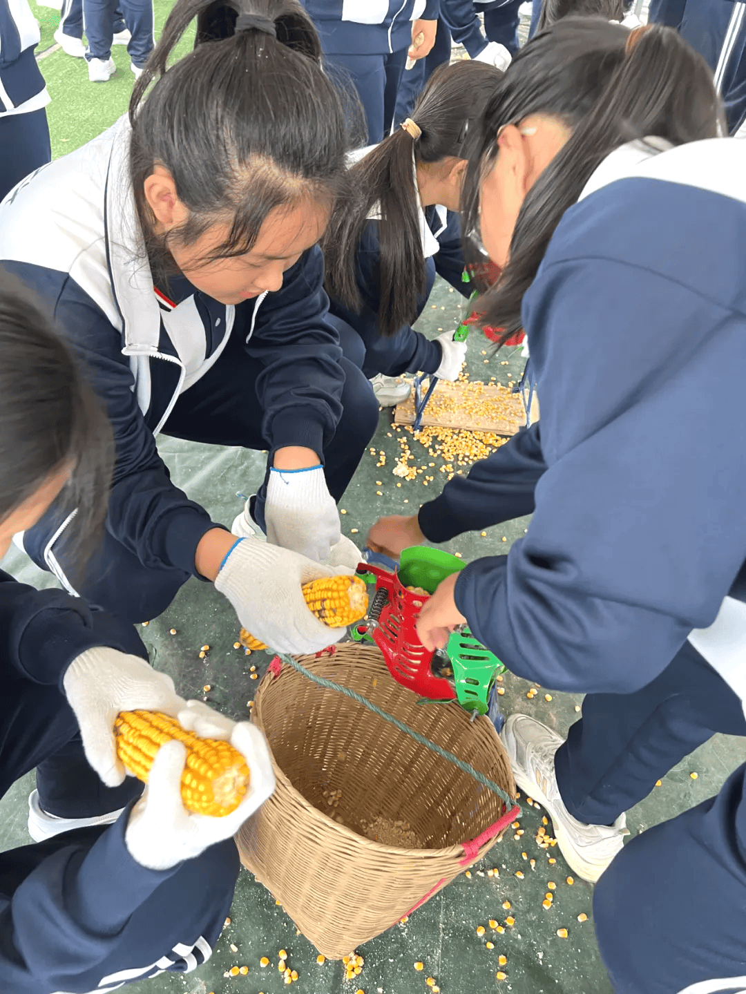 玉桥中学让大家一同品味这幸福的味道食堂更是现场制作了香喷喷的烤