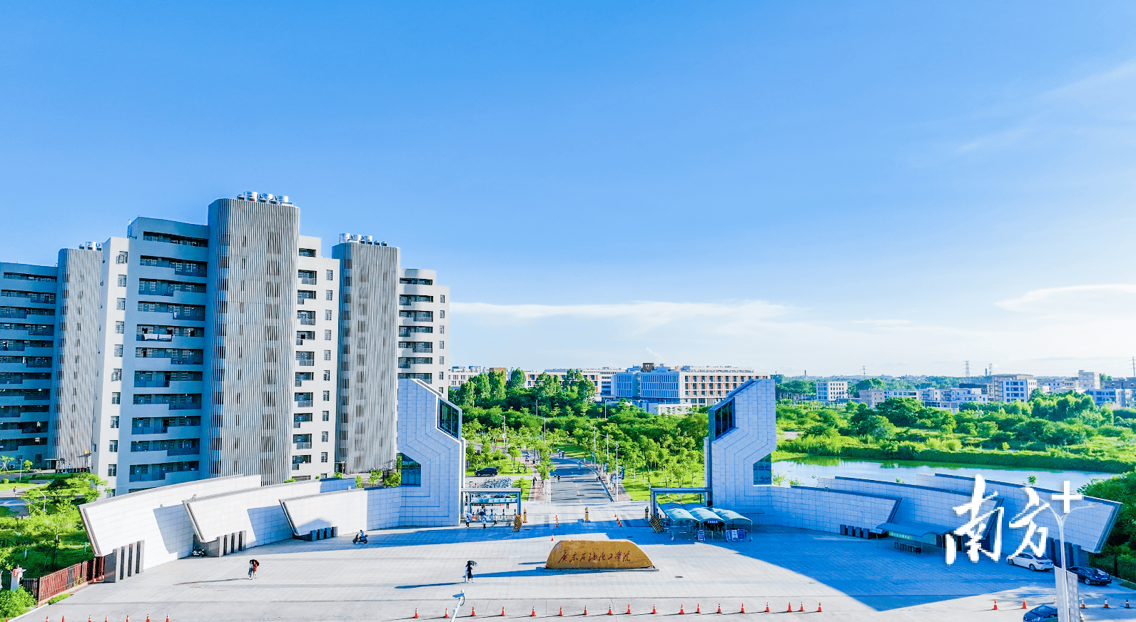 广东石油化工学院全景图片